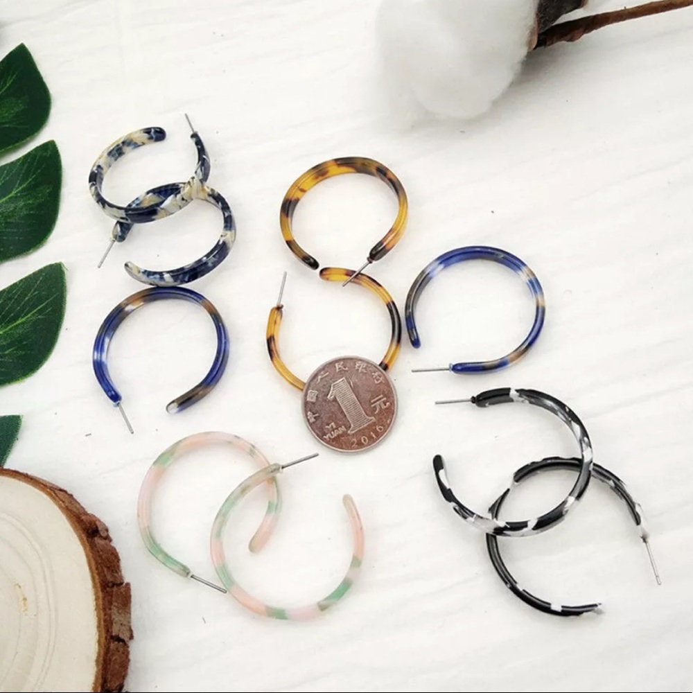 {LEILA} tortoise hoop acrylic earrings - Picture 3 of 6